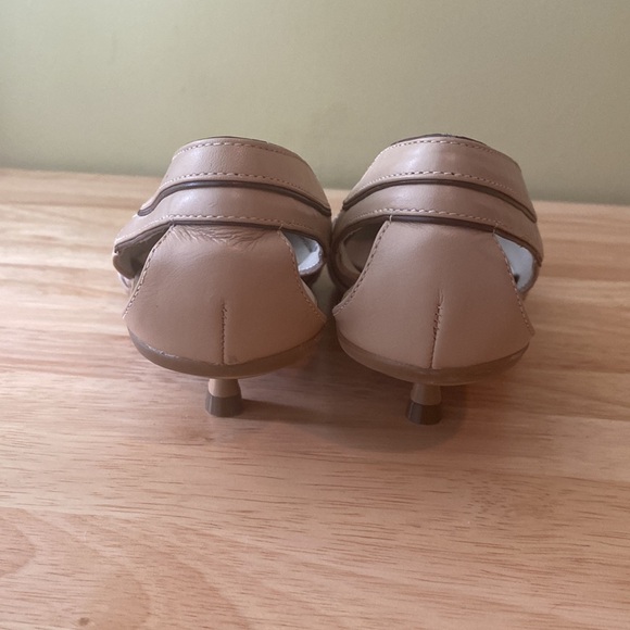 Kenneth Cole Kitten Heel Pointy Toe Leather Heel Shoes - Picture 4 of 11